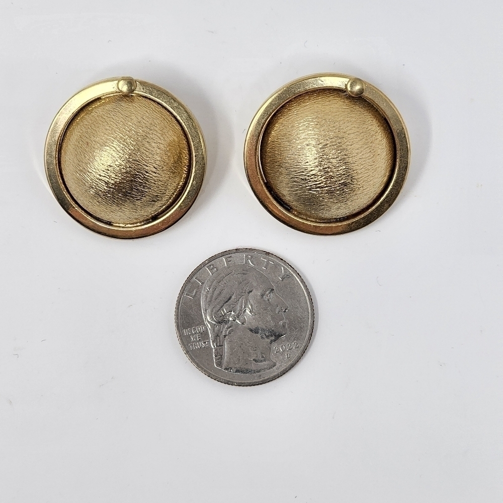 VINTAGE GOLD CLIP-ON EARRINGS - Picture 3 of 4